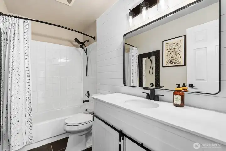 Hallbathroom with tile and hardsurface counter tops.