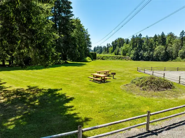 Community features miles of hiking/equestrian trails, a 5 acre community park with a sand footing riding arena, picnic tables all located on the peaceful Nisqually River.