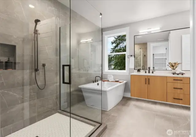 Upper Level: Primary Suite Bathroom