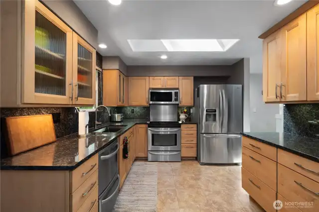 Suave kitchen. New appliances, granite countertops. Maple hardwood cabinetry.