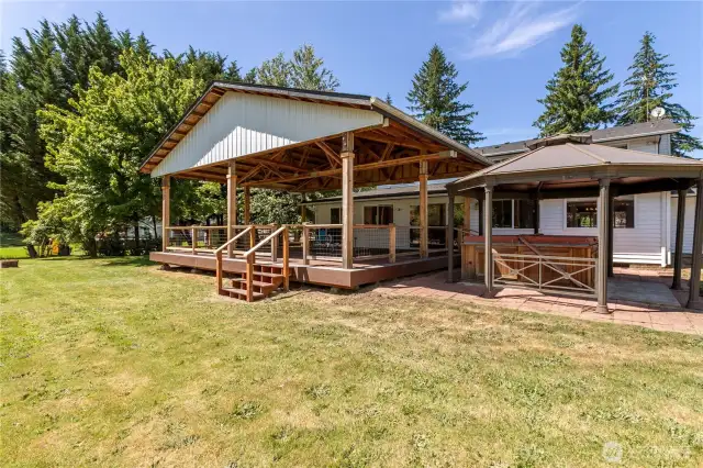Covered deck and pergola with hot tub (needs to be fixed)
