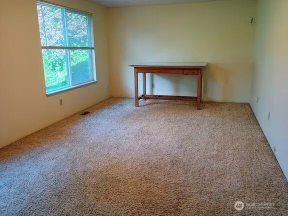 Other end of the guest room/office.