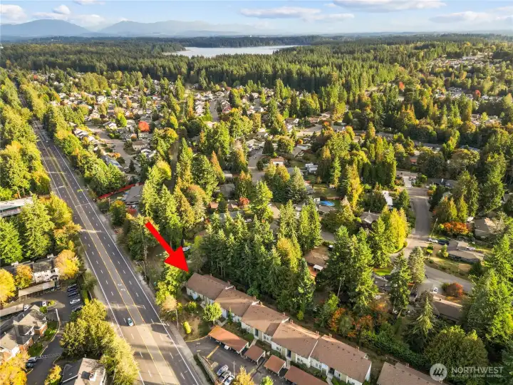 Nearby shopping, dining & trails