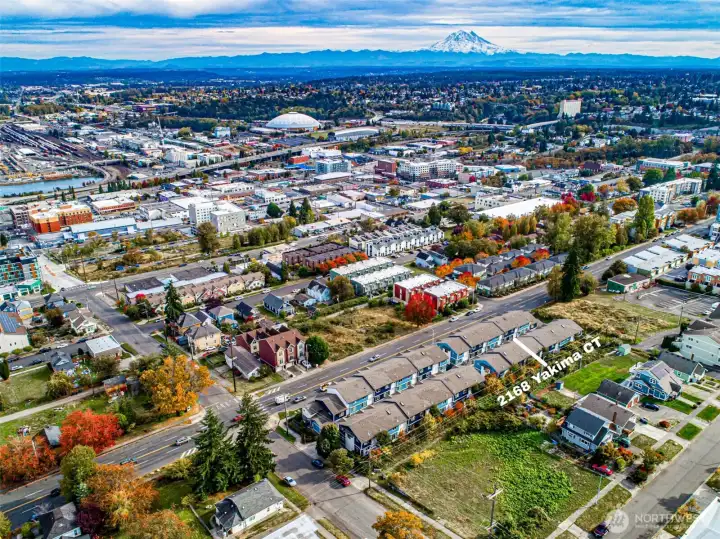 Perfect lock it & leave it lifestyle!  Close to the Art District, UW Tacoma Campus, Brewery District & commuter station.