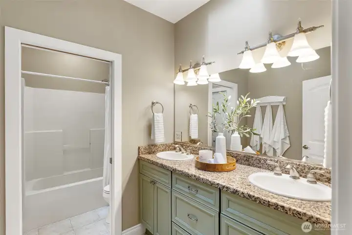 Full bathroom (2nd floor).