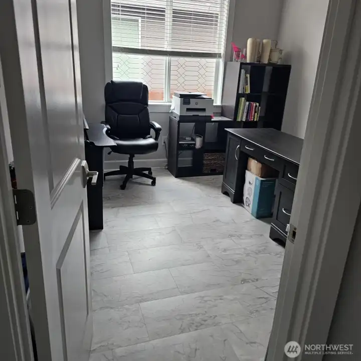 This is the second room, also could be a 3er bedroom. or it could be an office.