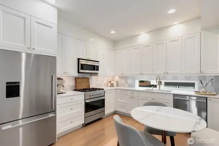 Well designed kitchen, with plenty of cabinets