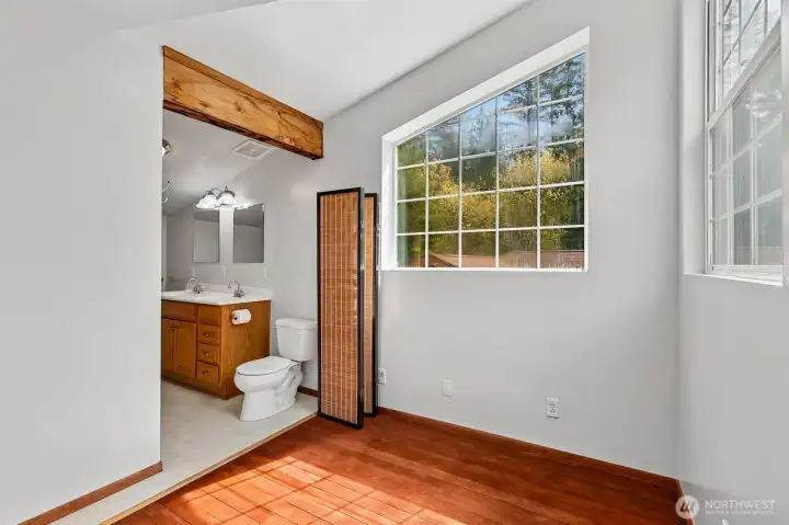 Flex space next to bathroom (dressing/yoga potential)