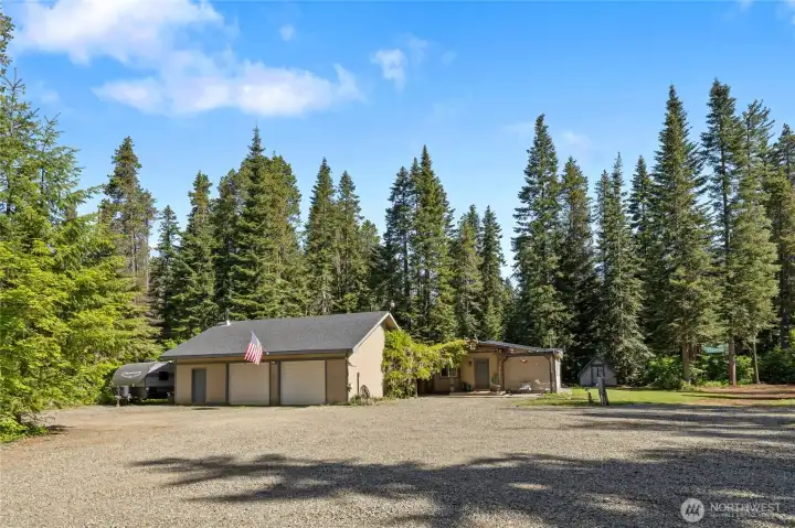 Large lot with lots of parking and easy access. Large lot with lots of parking and easy access.