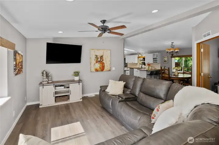 Open floor plan and lots of natural light. Open floor plan and lots of natural light.