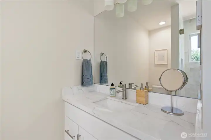 Ensuite 3/4 bath