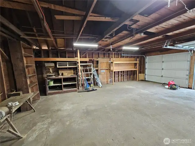 Oversized 2 car garage