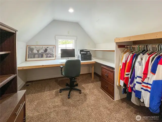 Additional room in the Bonus Wing - perfect for an office, hobby or craft room or just more strorage.