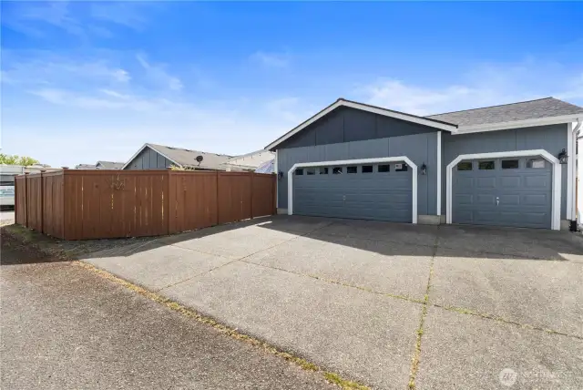 Oversized 3 Car Garage w/Alley Access