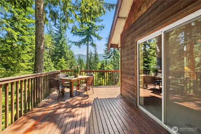 Expansive deck for entertaining