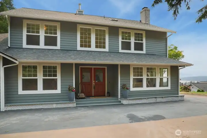 Welcome to this wonderful home in Driftwood Keys. Only 15 minutes to Kingston Ferry and amenities and the community club offers, pool, playground, beach, Marina and club house. All you need for your outdoor activities.