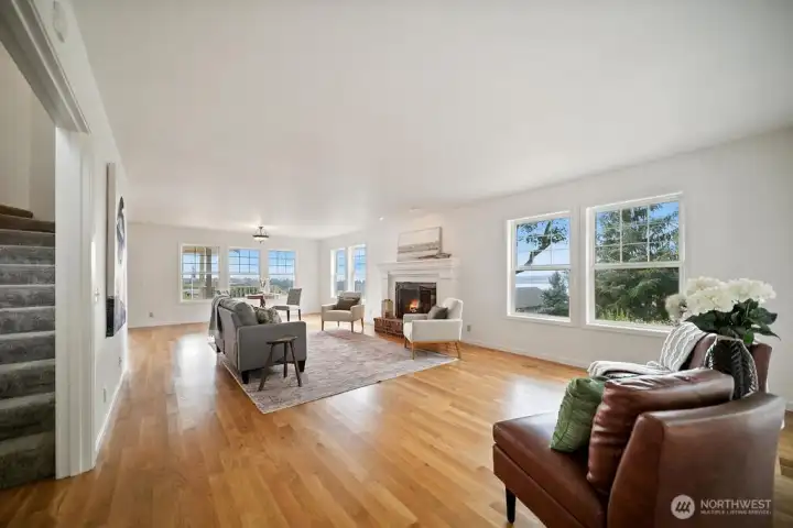 Generously sized main living are enjoys great natural light and phenominal views.