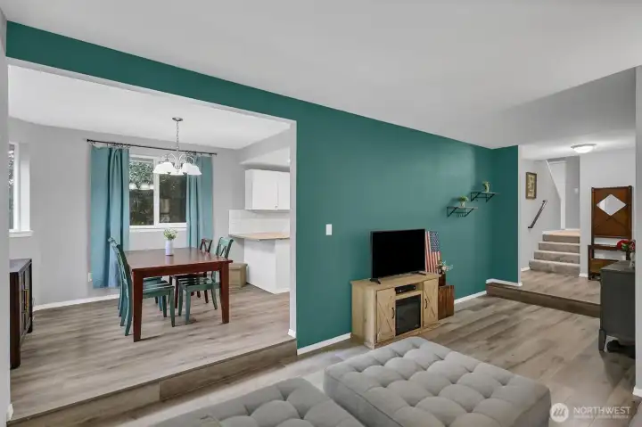 Very open to the entry &kitchen & dining