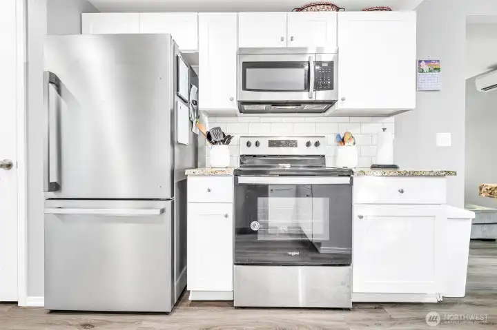 Stainless steel appliances & full height tile backsplash really pair well with the cabinets. Can you imagine cooking the holiday dinner in here? What a treat!