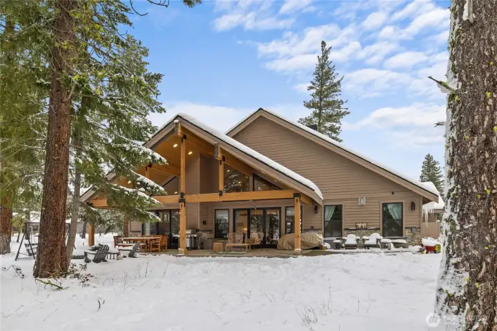 Covered back porch adds 791 additional living space!