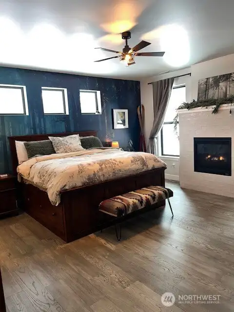 Additional fireplace in Primary bedroom