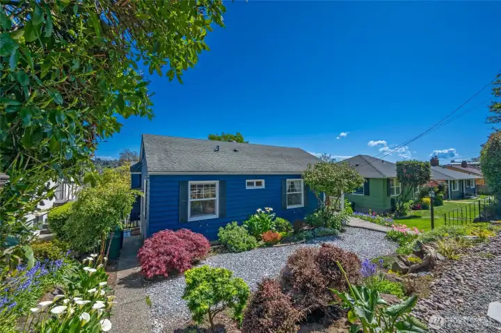 Sweet front yard garden