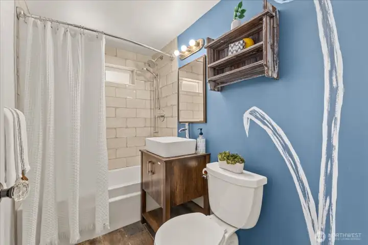Nicely updated full bath Nicely updated full bath