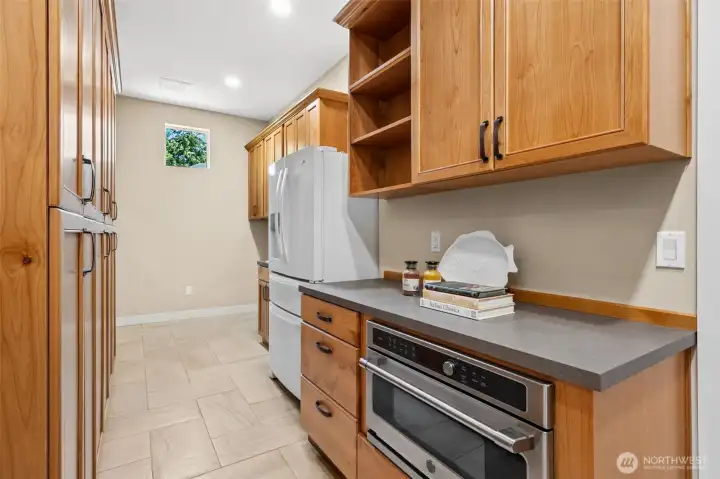 Warming drawer with convection cooking option is a big plus!