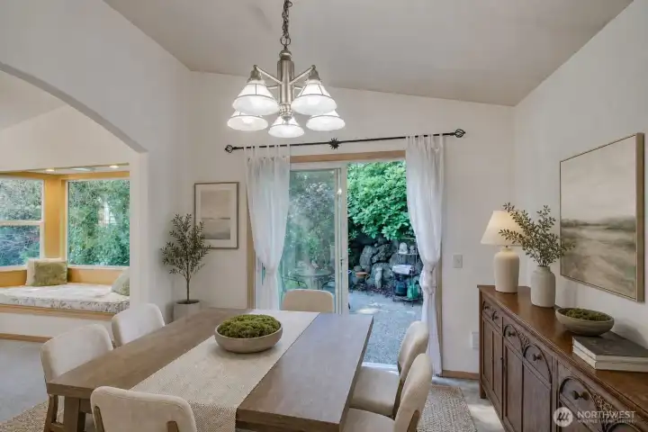 Dinning Room has been virtually staged