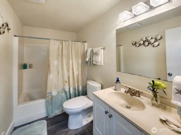 Main Bathroom Main Bathroom