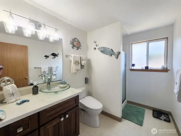 Main Bathroom Main Bathroom