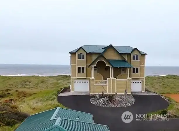 Easy access to the shoreline and Jetty—perfect for morning strolls or sunset gatherings.