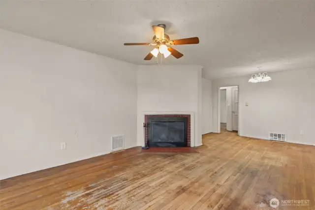 LARGE LIVING ROOM WITH FIREPLACE