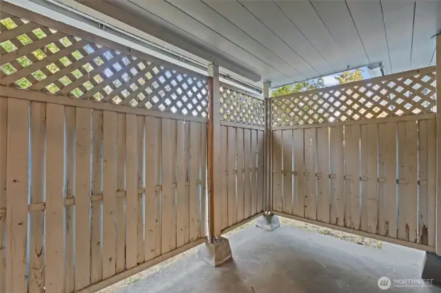ENCLOSED PORCH/PATIO WITH PRIVACY SCREEN