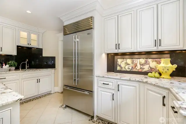 Sub Zero Fridge, Granite backsplash, bar area