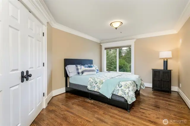 Bedroom 2 - Queen-size bed
