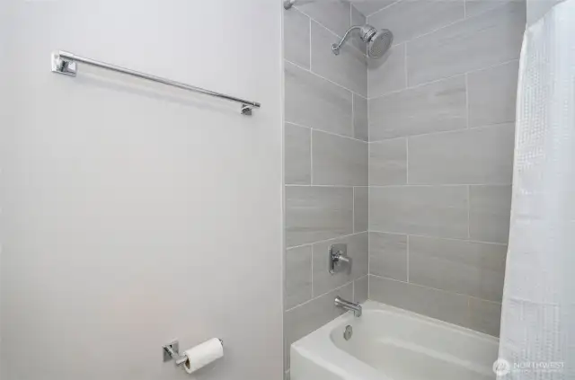 Main Bathroom bath w/ updated tile