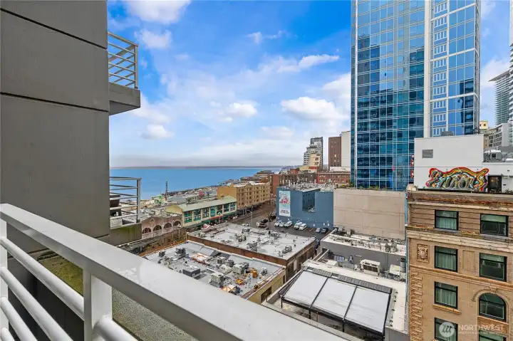 Balcony to watch all of the Seattle waterfront. action.