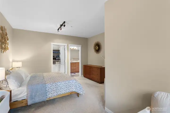 Ensuite and walk in closet off Primary