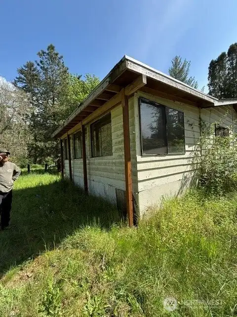 Manufactured home needs a lot of work