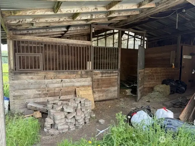 2 Stall barn