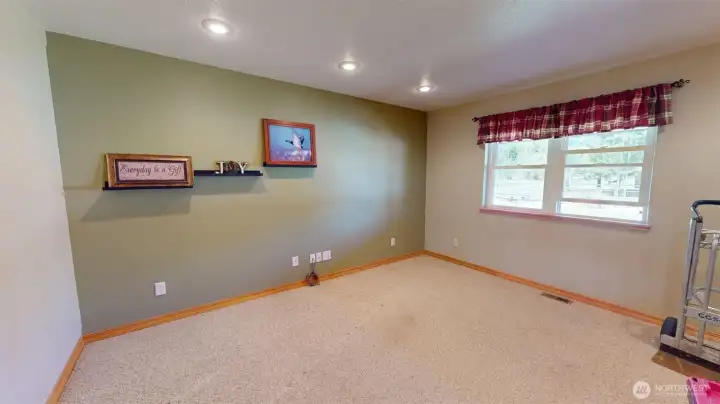 BEDROOM/OFFICE