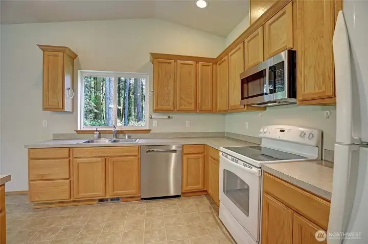 Great Appliances and Timbered Views From Every Window~