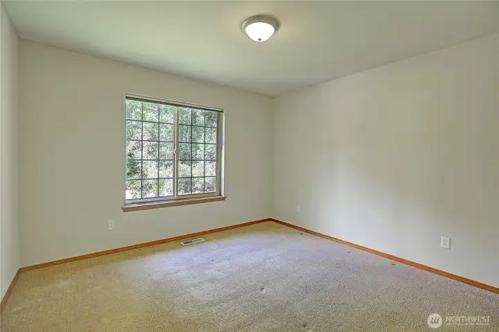 Spacious Guest Bedroom~