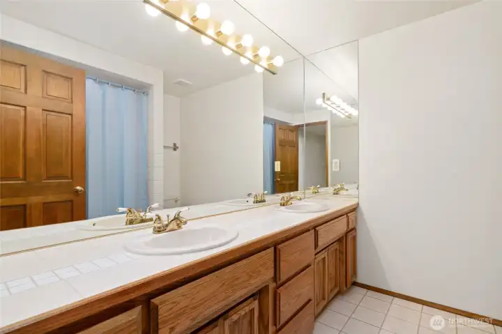 upstairs full hallway bathroom