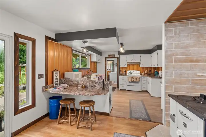 Informal dining and breakfast bar