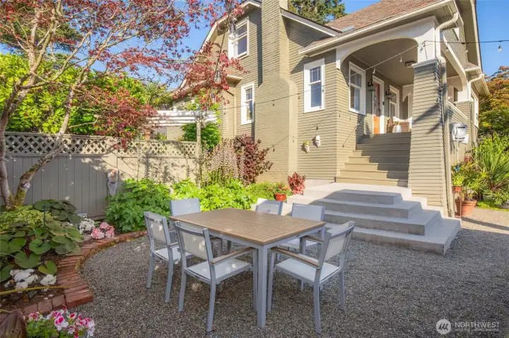 Multiple outdoor entertaining areas!