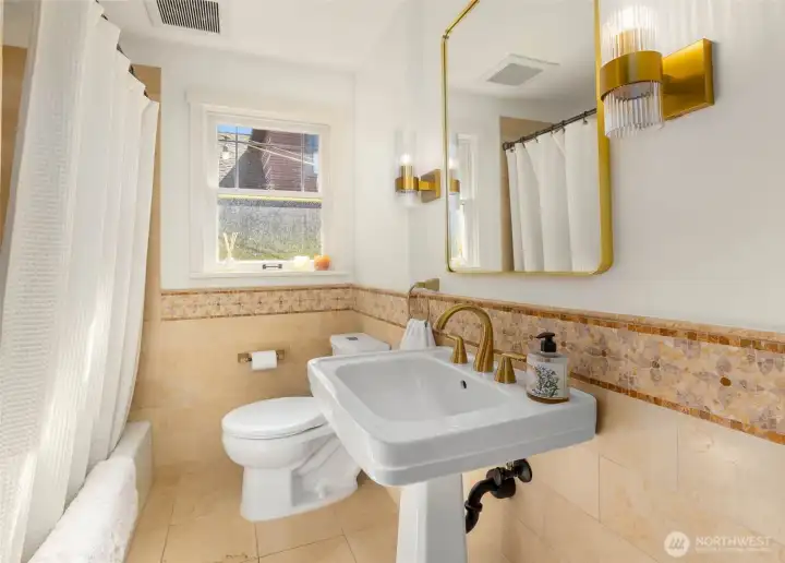 Main floor full bathroom