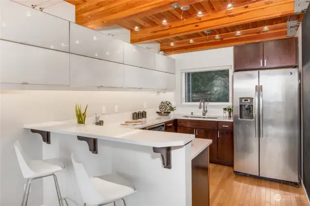 Modern kitchen with breakfast bar and stainless steel appliances that all stay!
