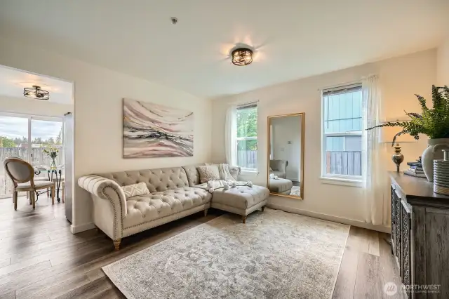 2 OF 5 TOP PHOTOS: Beautiful living area with lots of natural light.